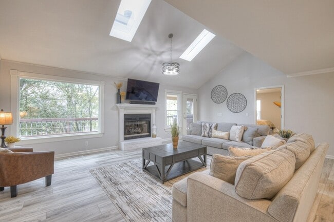 Building Photo - 204 Hogan Ln