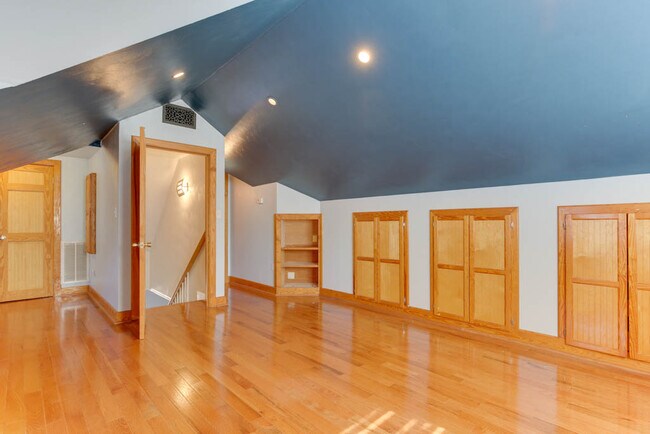 Building Photo - 407 Russell St