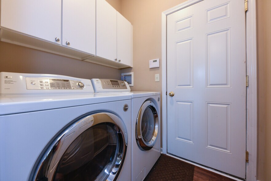 Building Photo - 5845 Crescent Ridge Dr