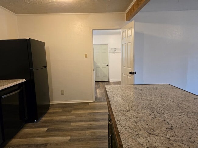 Building Photo - 221 Miller St