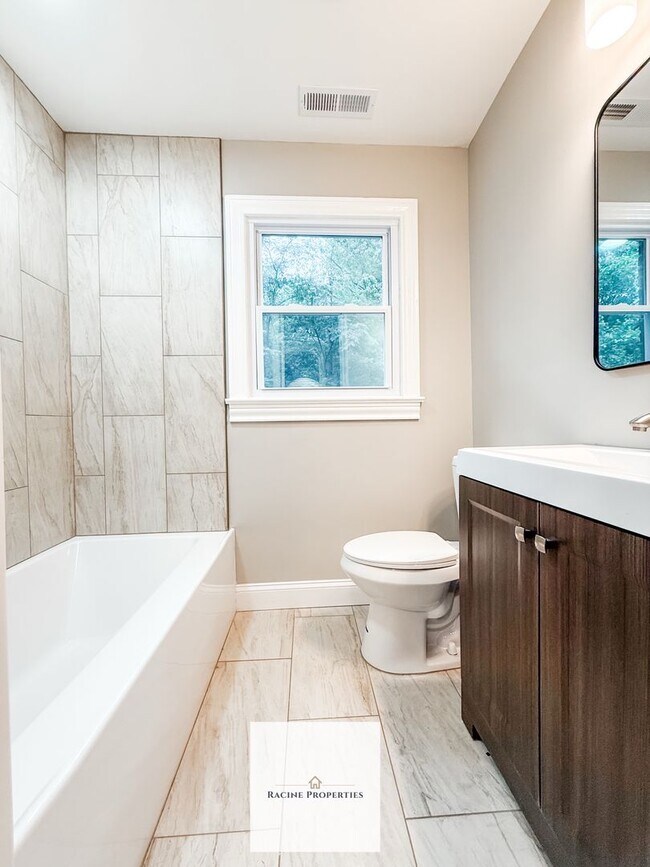 Building Photo - Your Dream Home Awaits! Fully Updated 3 Be...