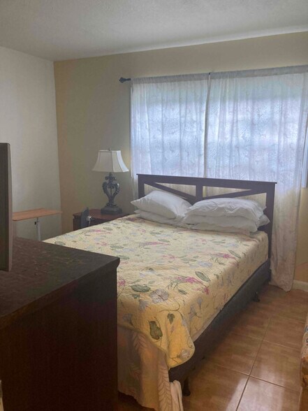 Building Photo - 107 NE 8th St