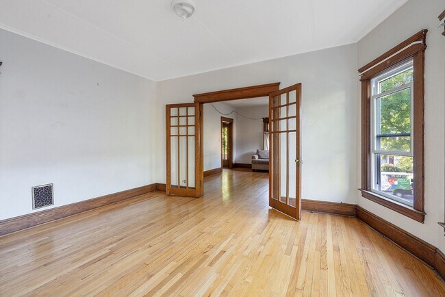 Building Photo - 129 Victoria Pl