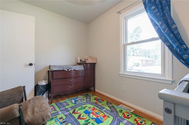 Building Photo - 1217 Lakeview Dr