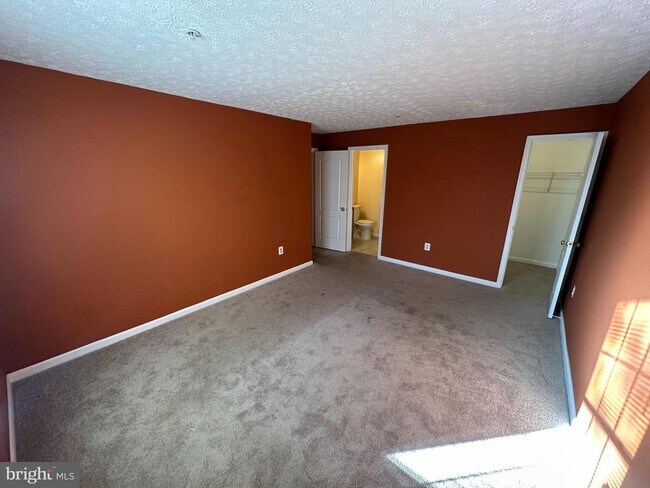 Building Photo - 11445 Deepwood Dr