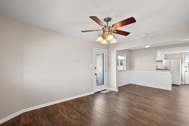 Building Photo - Beautiful 2 bedroom home in Port Vue available August 15!