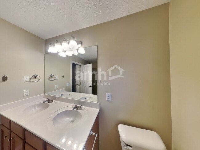 Building Photo - 7028 Oak Brook Terrace