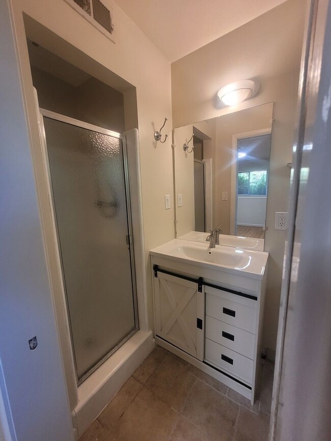 Building Photo - 3 bedroom home close to Land Park