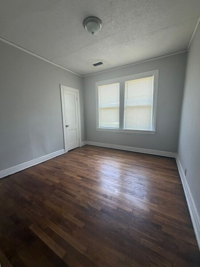 Building Photo - Mallory Duplex
