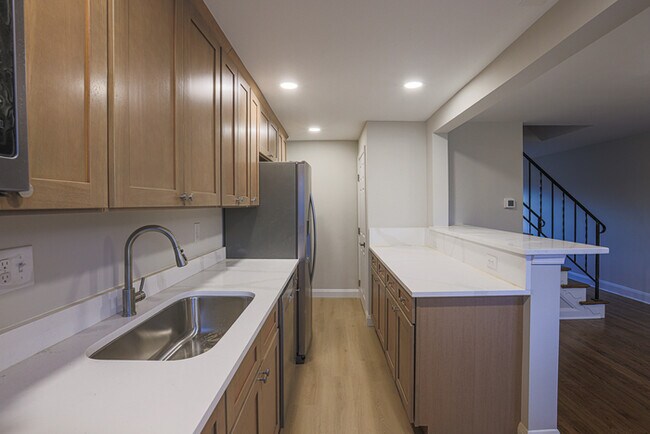 Building Photo - 3 Bedroom home Parkville with Parking