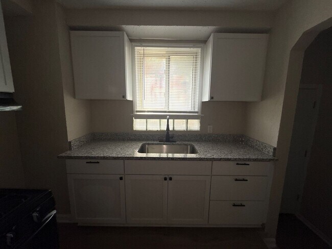 Building Photo - Renovated 3-Bedroom Home – We Welcome Sect...