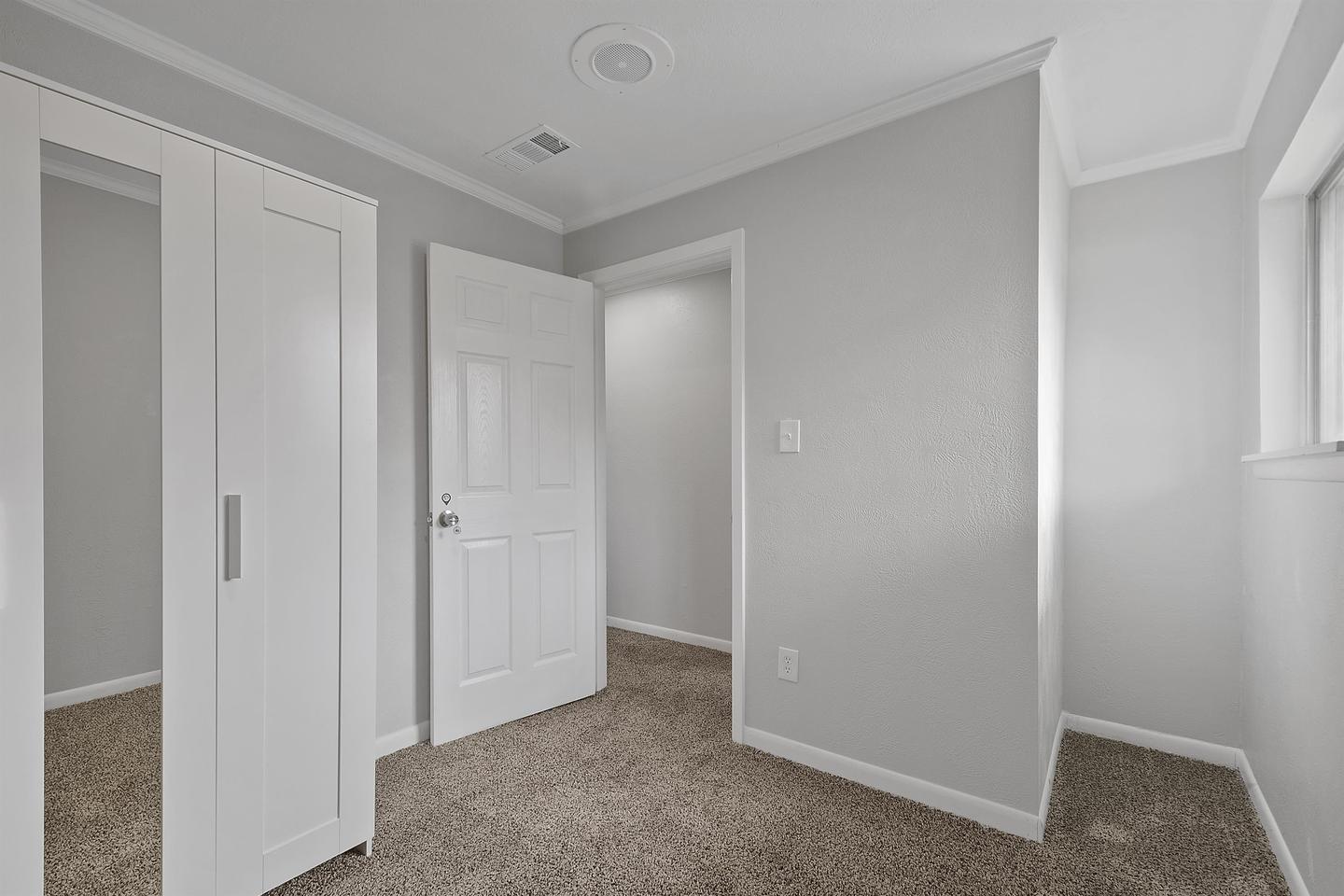 Building Photo - Bright & spacious 6-bedroom retreat in Ben...