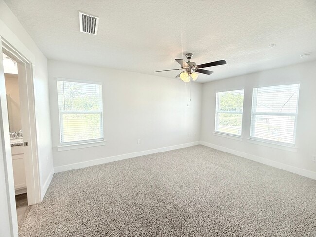 Building Photo - Stunning Townhome - End Unit