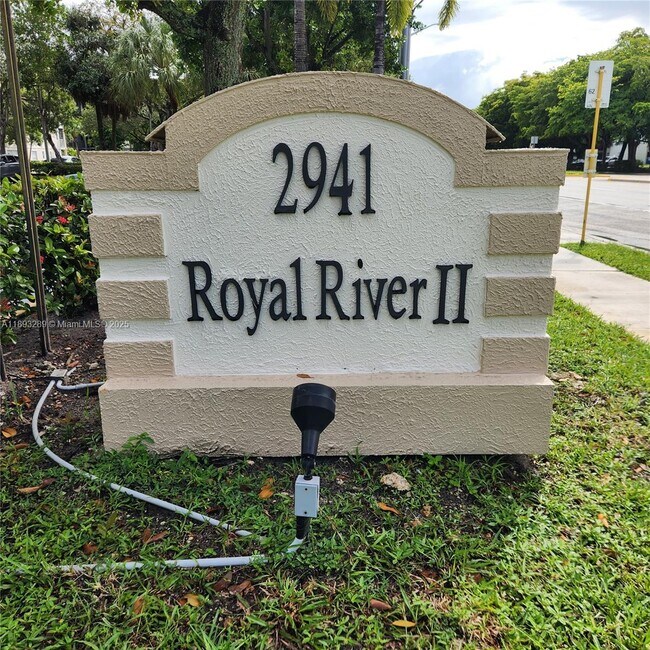 Building Photo - 2941 Riverside Dr