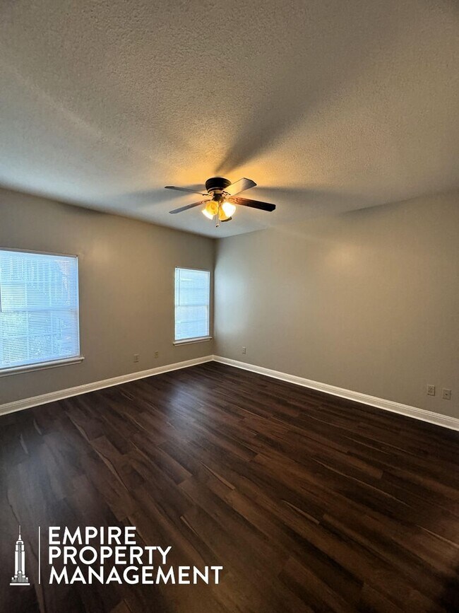 Building Photo - Move-In Special!! 1/2 Off First Month's Rent!!