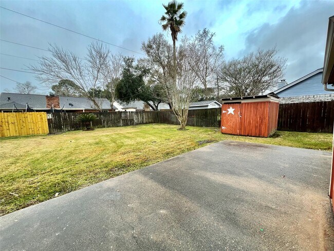 Building Photo - 704 Manor Dr