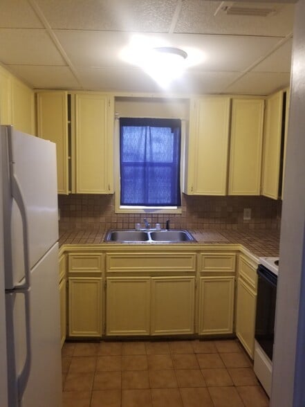 Building Photo - 300 E Champion St