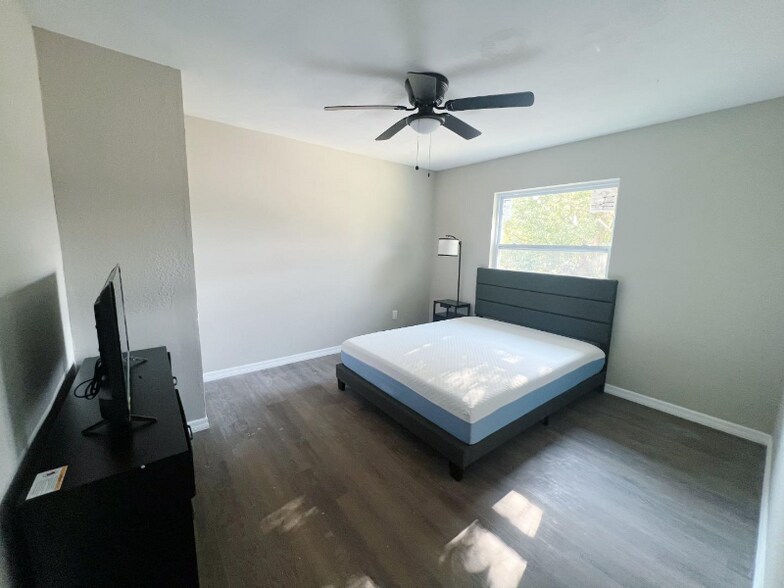 Building Photo - 1743 W Chapel Dr