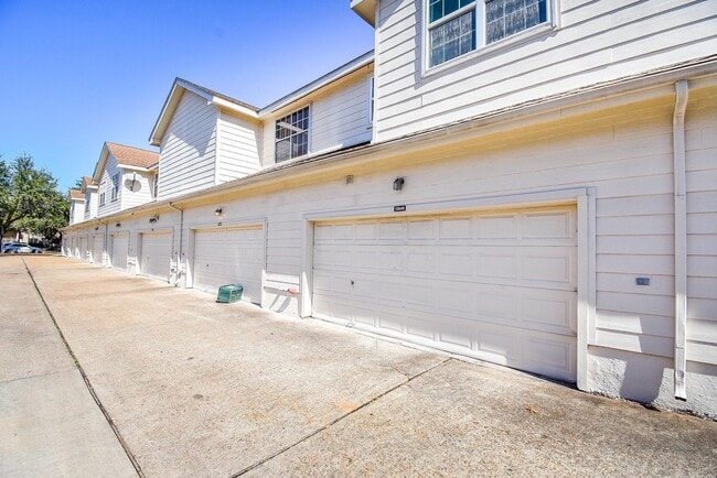 Building Photo - 13646 Garden Grove Ct