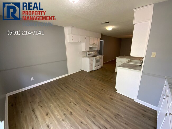 Building Photo - 4013 Wooddale Dr