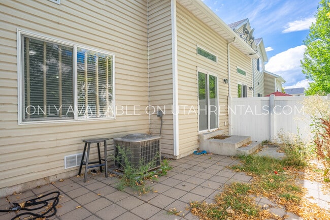 Building Photo - 1380 W Parkside Dr