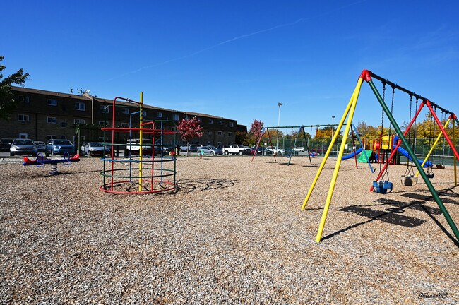 Building Photo - 9360 Bay Colony Dr