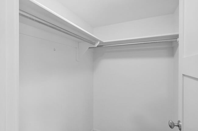 Building Photo - Modern 2 Bed / 2.5 Bath Condo with Office ...