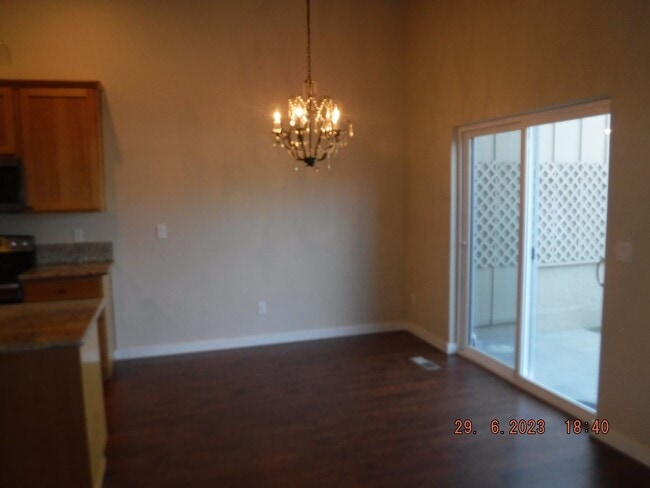 Building Photo - Nice 3 Bedroom townhouse in E Medford