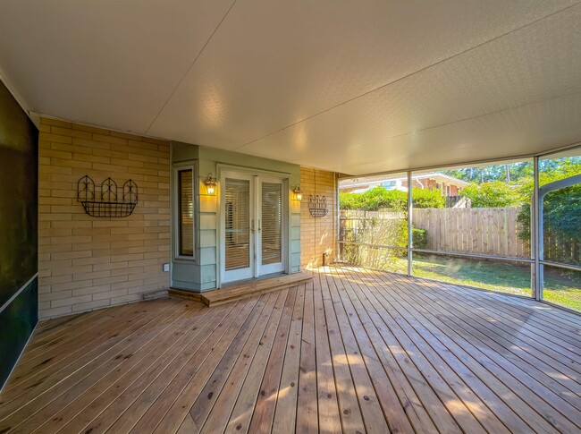 Building Photo - 810 Devon Dr