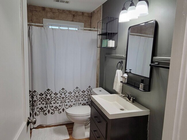 Building Photo - 1372 Lockwood Dr SW