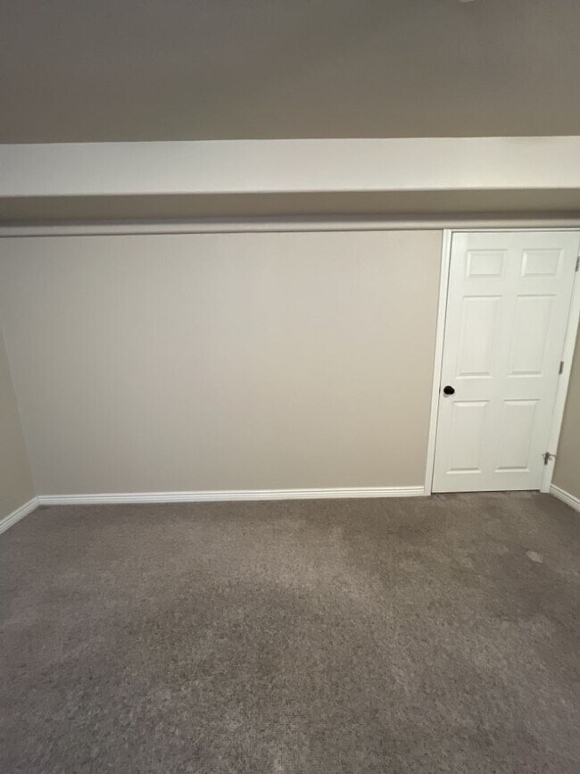 Building Photo - 44 Ranch 5 Bed, 3 Bath Home - 2 Weeks Free...