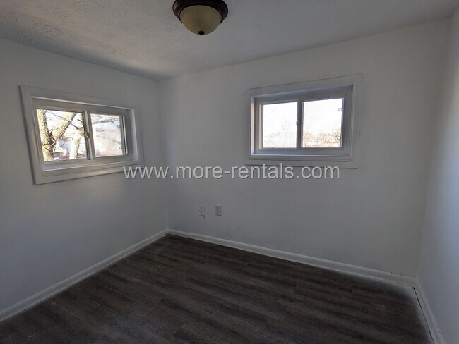 Building Photo - 546 E Jenkins Ave