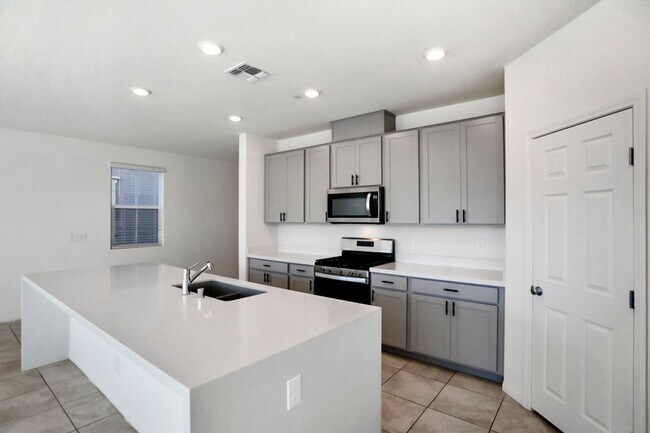 Building Photo - INSPIRADA BEAUTY WITH BED AND FULL BATH ON 1ST FLOOR