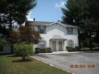 Building Photo - Updated townhouse close to lake