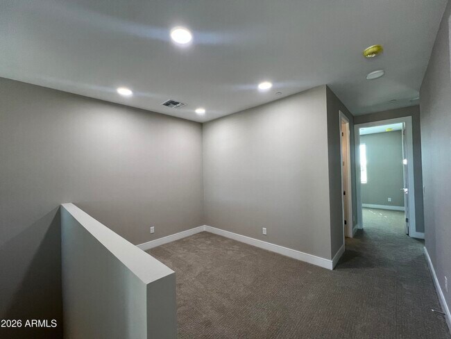 Building Photo - 1015 E Pasadena Ave