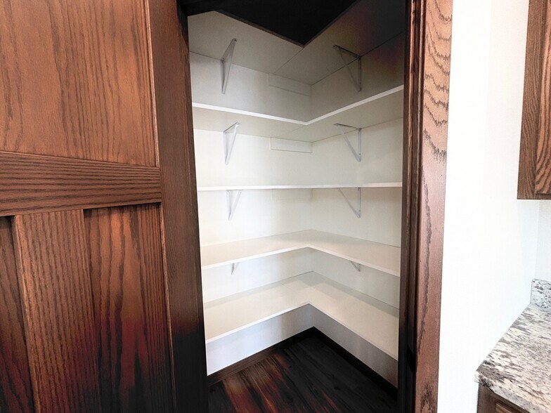 Building Photo - 575 Main St W