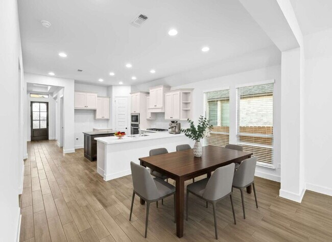 Building Photo - Elegant Home with Luxurious Features and R...