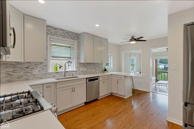 Building Photo - 4550 W Thorndale Ave