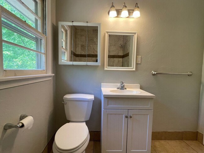 Building Photo - Beautiful Home with Granite and Hardwood!-...