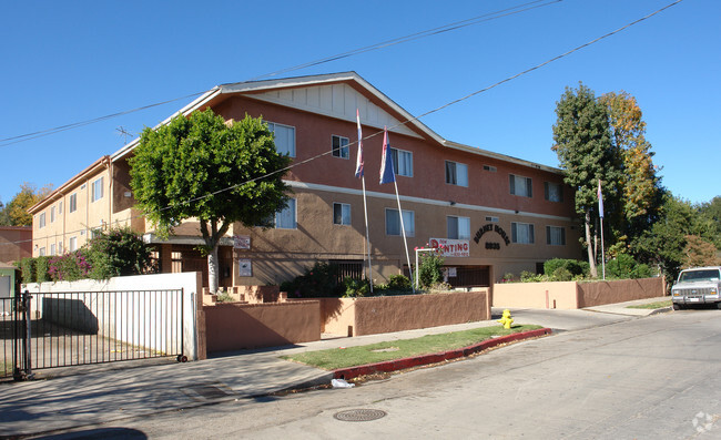 Primary Photo - Burnet House Apartments