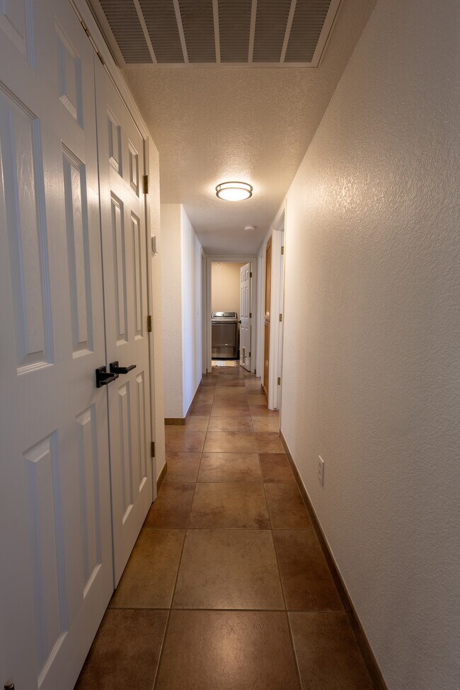 Building Photo - 7313 E Wren Dr