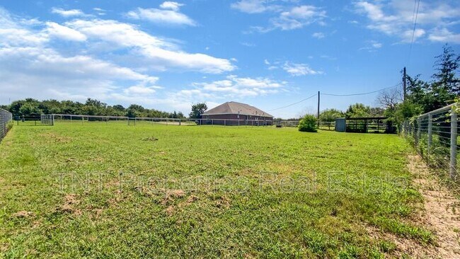 Building Photo - 9834 Risky's Ranch Dr