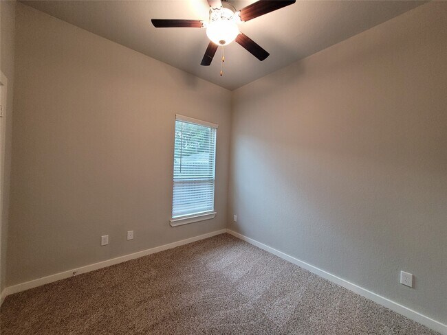 Building Photo - 210 Oakcrest Rd