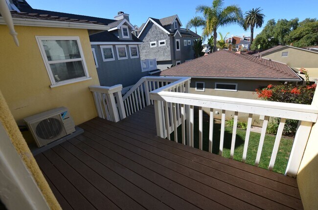 Building Photo - 2 Bedroom/1 Bath Unfurnished Back house 2nd floor
