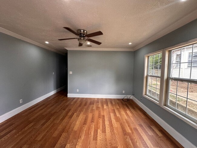 Building Photo - Spacious 2 Bedroom 1 Bath Apartment in Hig...