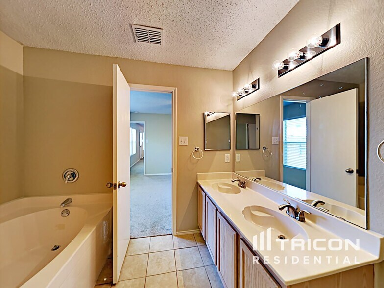 Building Photo - 216 Blazing Star Trail