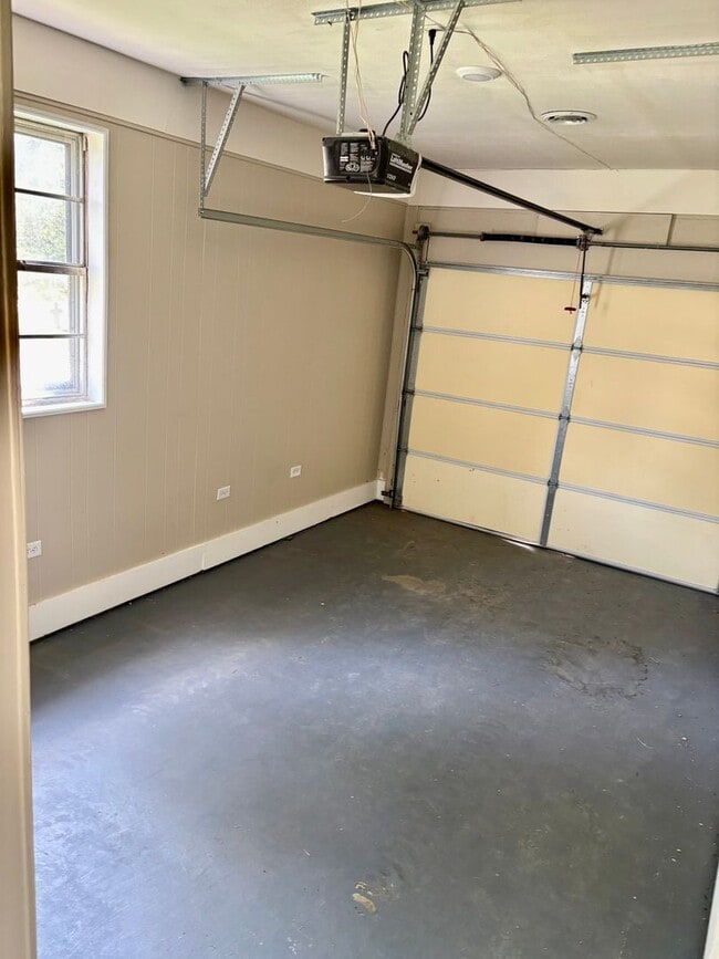Building Photo - 3 bed 1 bath house in Charlestown for rent