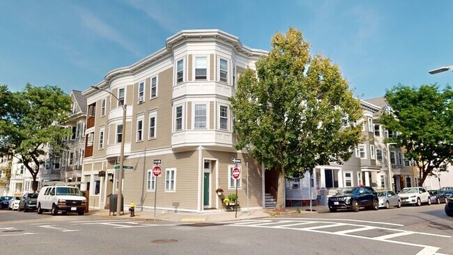 Building Photo - 908 E 4th St