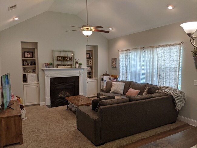 Building Photo - Available August 15th!!! $2200 a month!!!