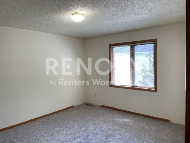 Building Photo - 4800 Sq. Ft. 5 Bedroom 4.5 Bath Home in Woodbury